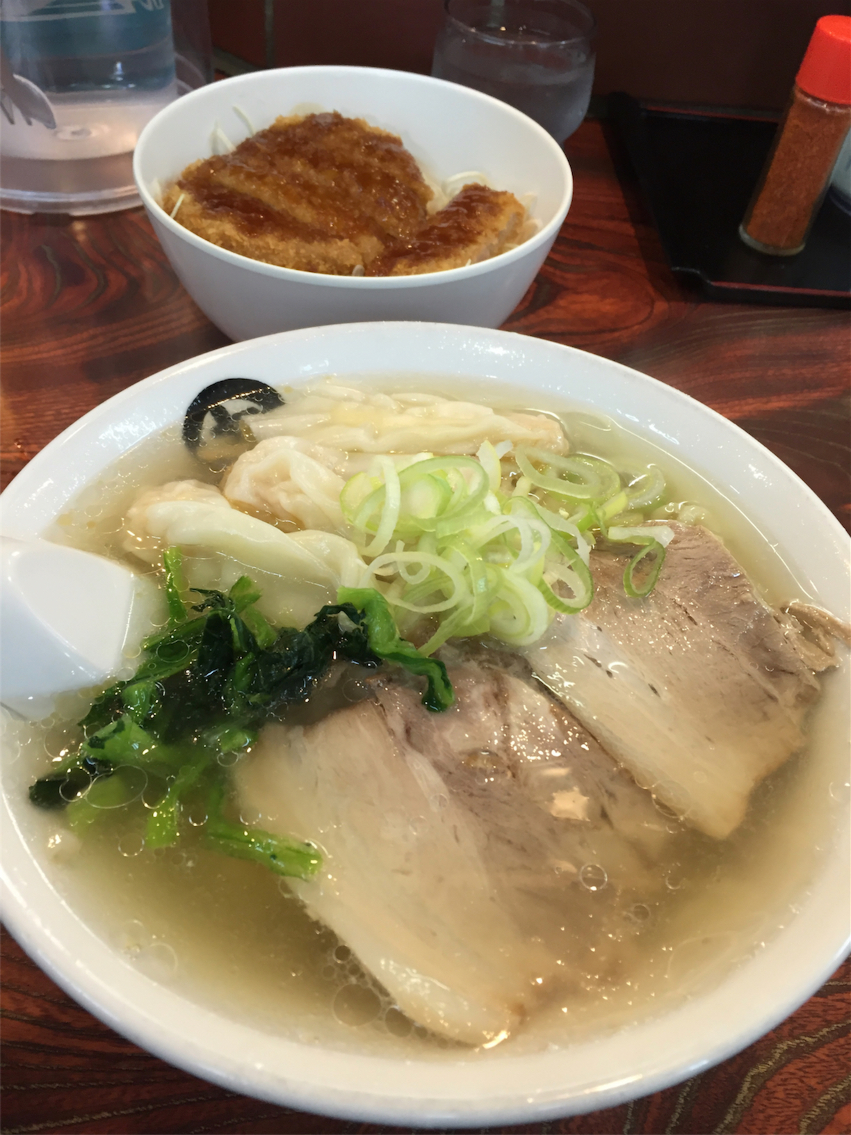 伊藤商店の金のワンタンそばとソースカツ丼（いまは無くなりました。残念！）。絶品です！