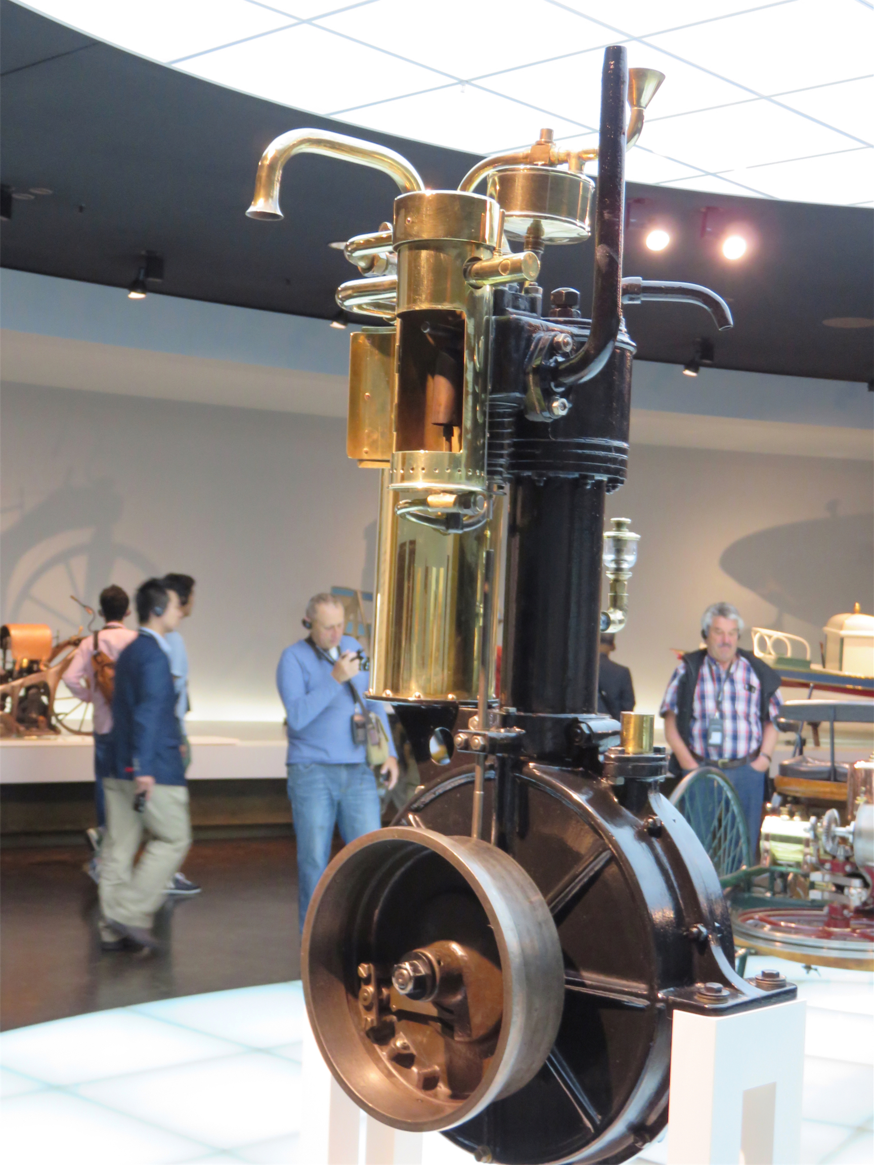 ダイムラー社の世界初のエンジン。