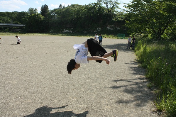 バク転するけんや