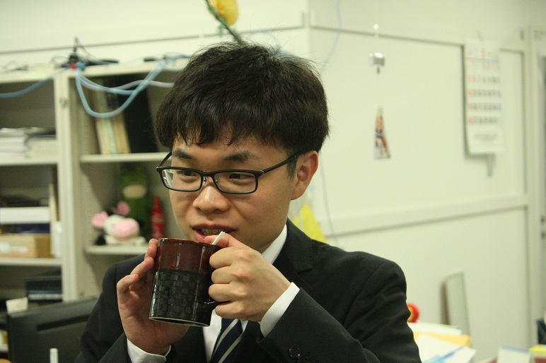 コーヒーを飲む打越