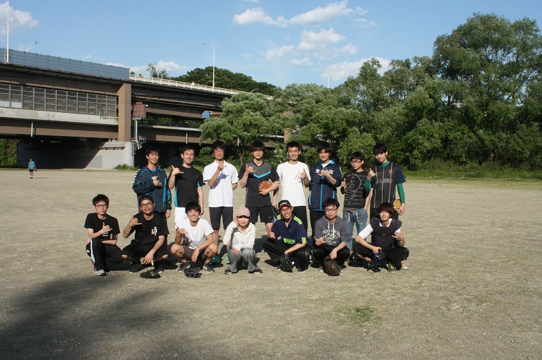 勝利の集合写真