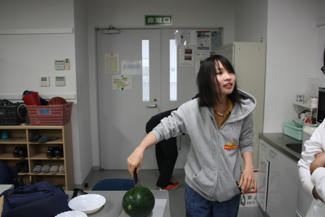 直径25cmくらいのスイカにぶっ刺した包丁が抜けなくなり助けを求める百花さん