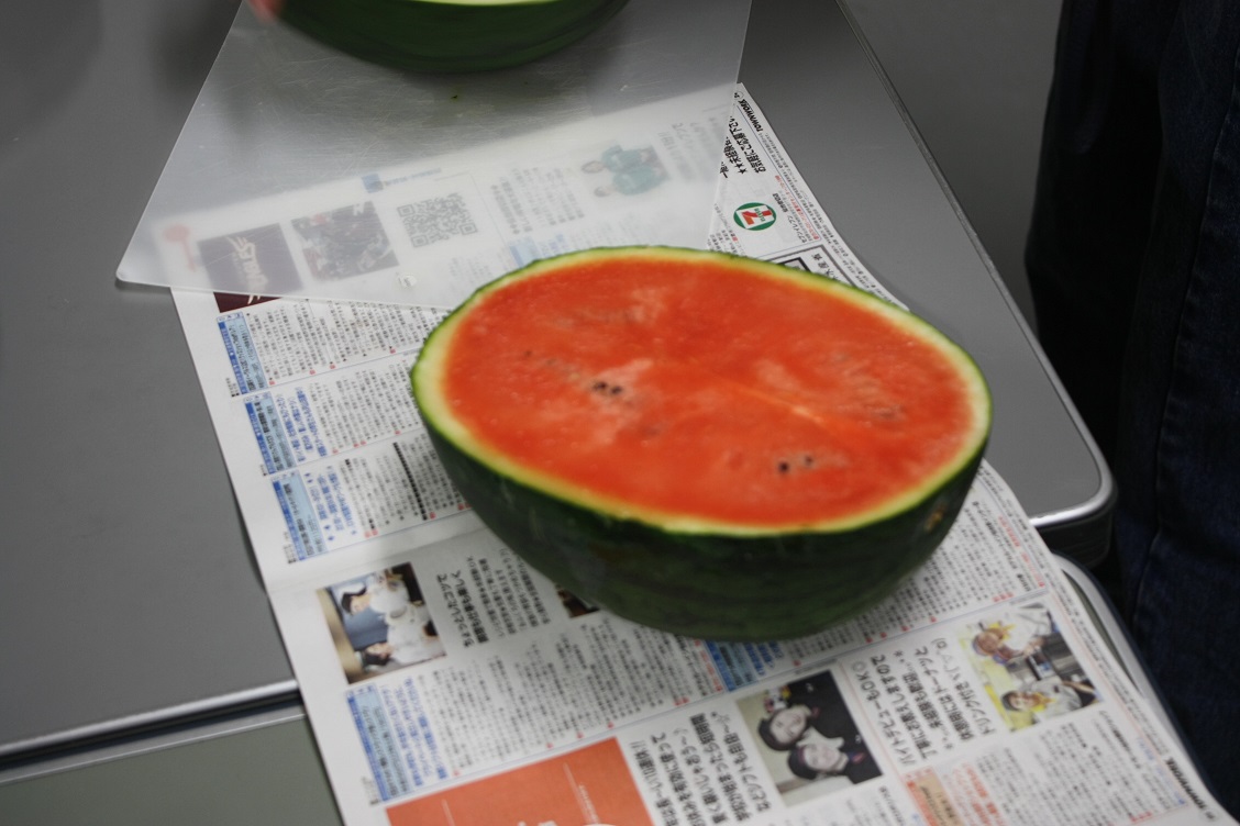 真っ二つに切ったスイカの断面。皮1cmほどのところまでぎっしり詰まった赤い実