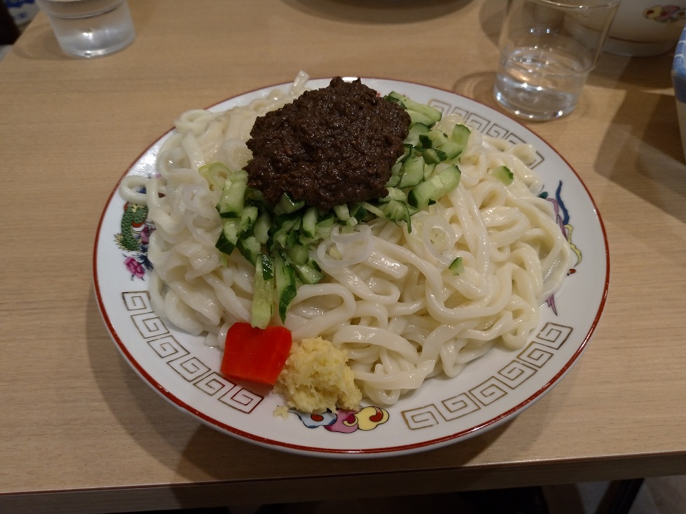 皿に盛りつけられたじゃじゃ麺