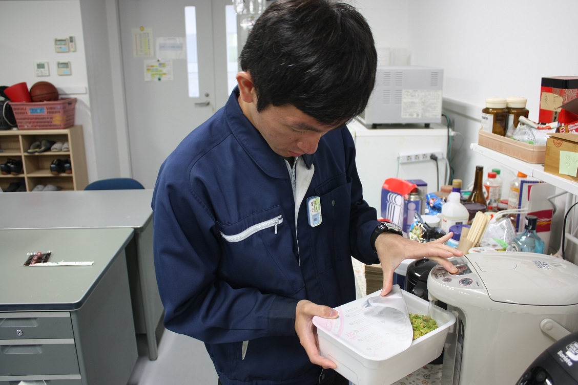 ペヤングに一生懸命お湯を注ぐ下川さん