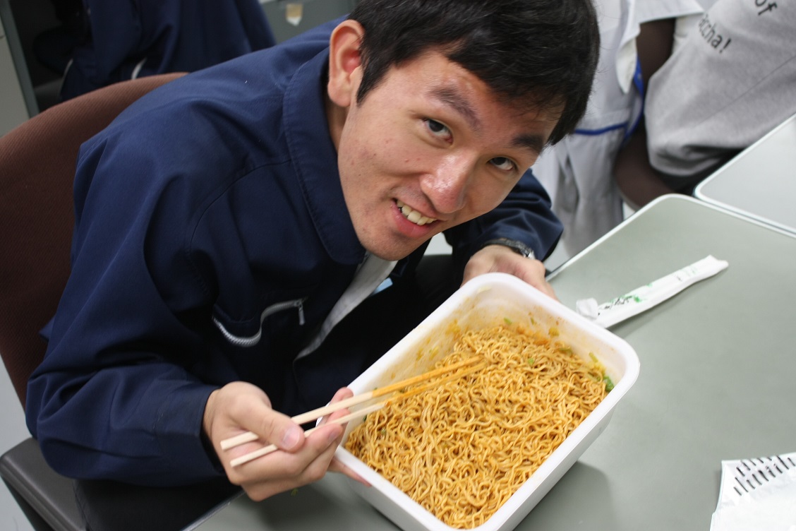 食べ始め、ペヤングと下川さんのツーショット