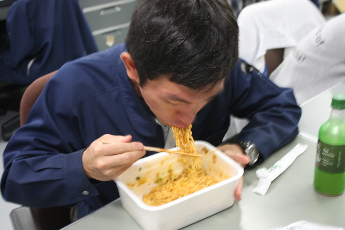 ひたすら麺をかきこむ下川さん