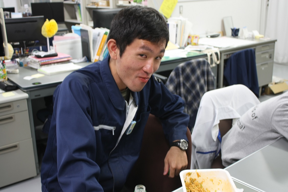 完食まであと少し、箸が止まった下川さん