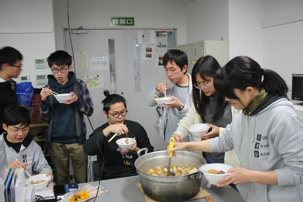楽し気にみんなでおでんを食べる
