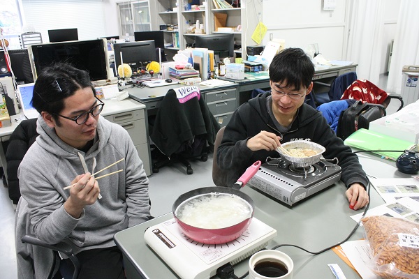 うどんを茹でる鈴木