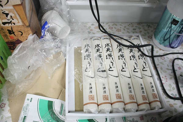 箱に入った氷見うどん
