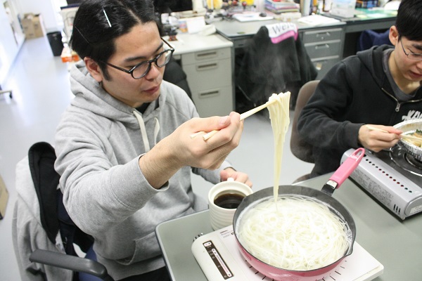 温かいままうどんを食べる鈴木