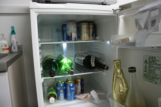冷蔵庫の中にぎっしり入っているビール
