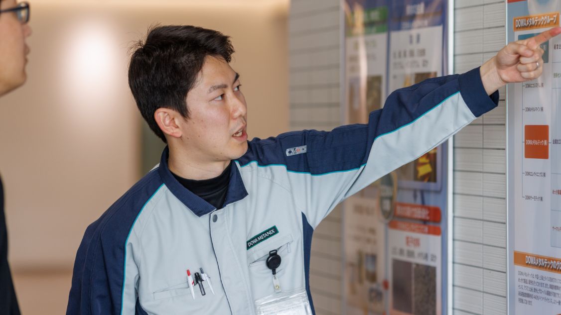 DOWAグループ図を説明する笠谷さん