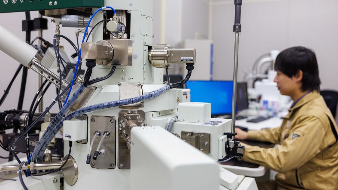 パソコンに向かう野戸さんと顕微鏡