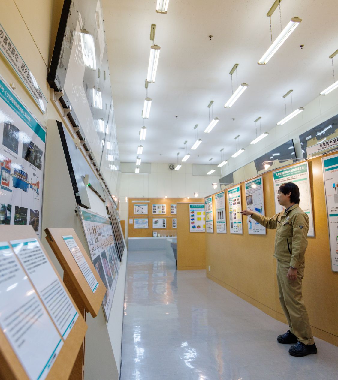 展示品を説明する野戸さん