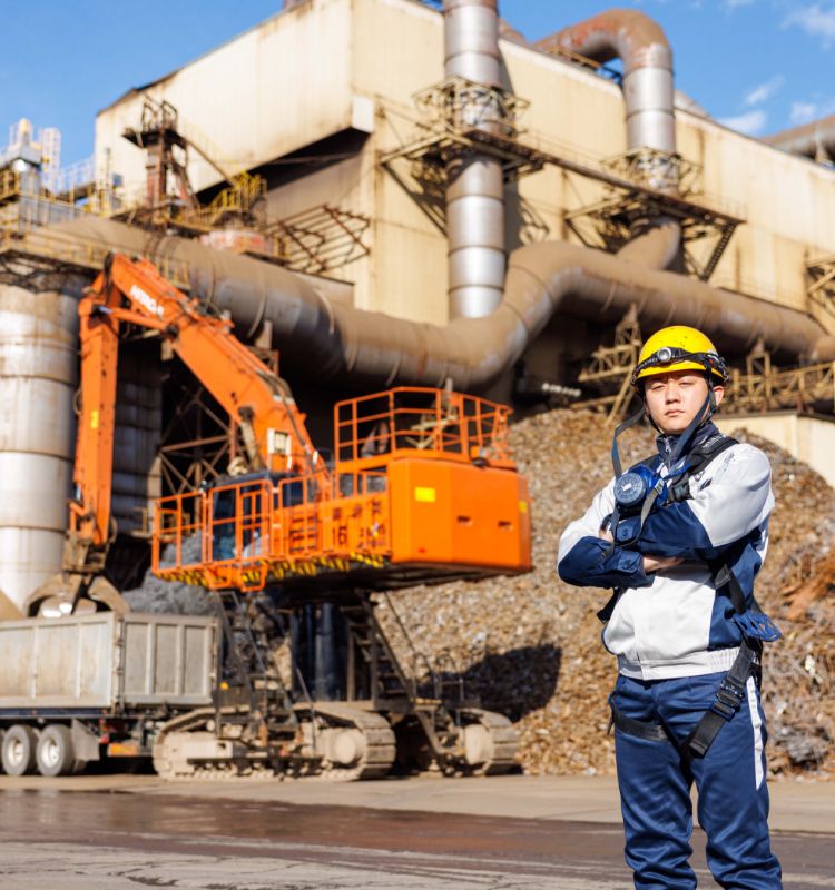 スクラップの山と石澤さん