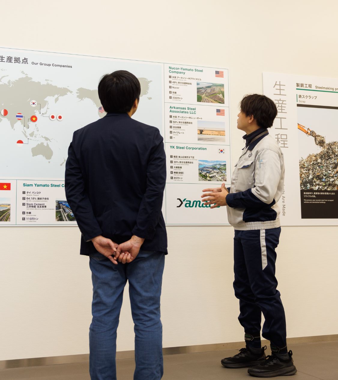 説明をする石澤さんと説明を聞く男性