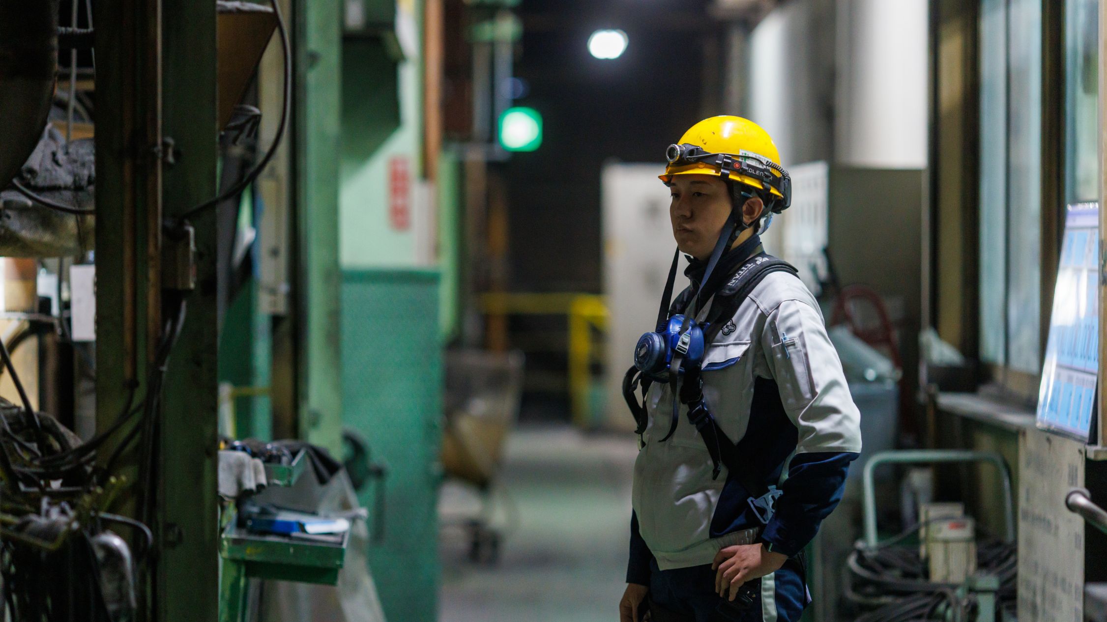 工場内で点検をする石澤さん