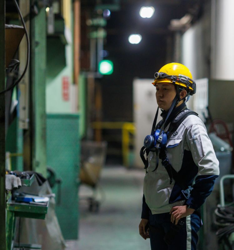 工場内で点検をする石澤さん