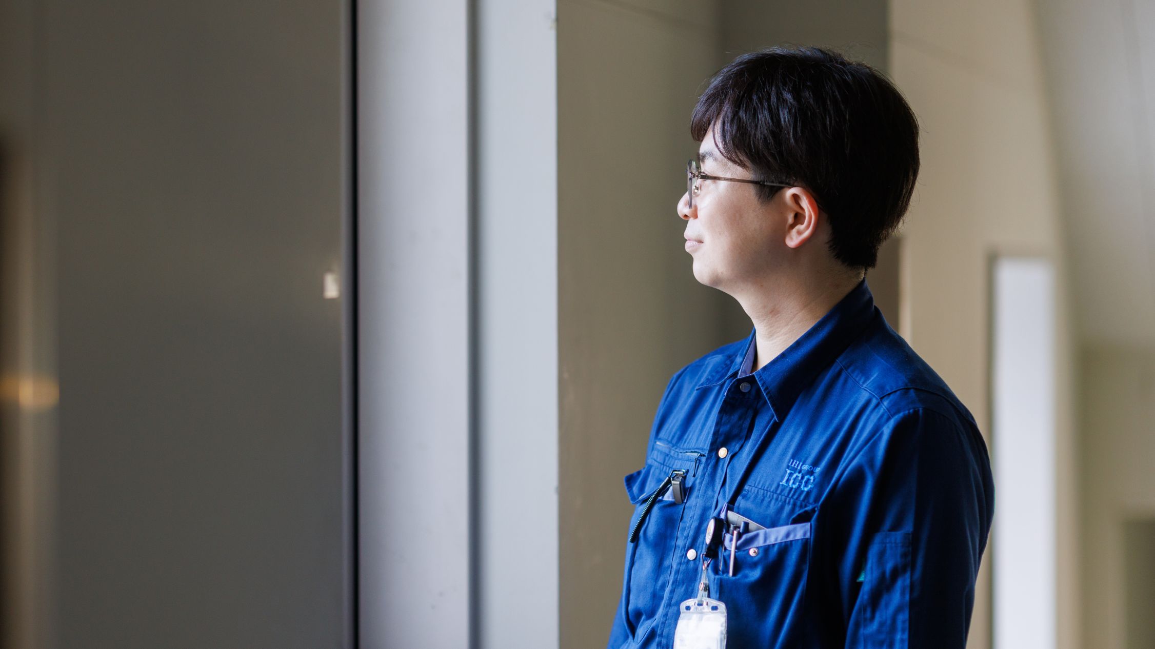 窓際に立つ砂沢さん