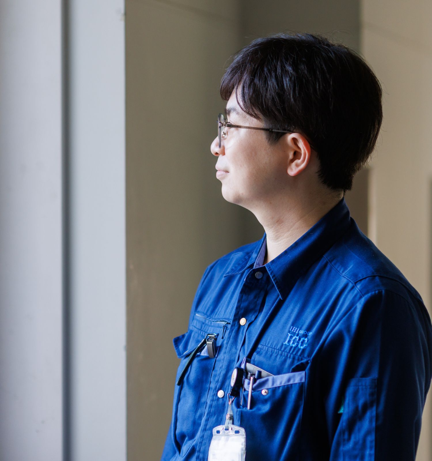 窓際に立つ砂沢さん