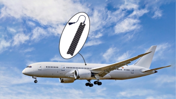 飛行機と炭素繊維強化樹脂でできたしおり